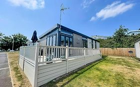Beautiful Caravan With Decking At Oaklands Holidaypark Ref 39006Bg