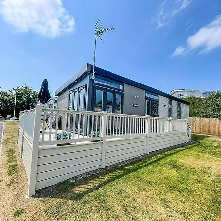 Beautiful Caravan With Decking At Oaklands Holidaypark Ref 39006Bg Clacton-on-Sea Exterior photo