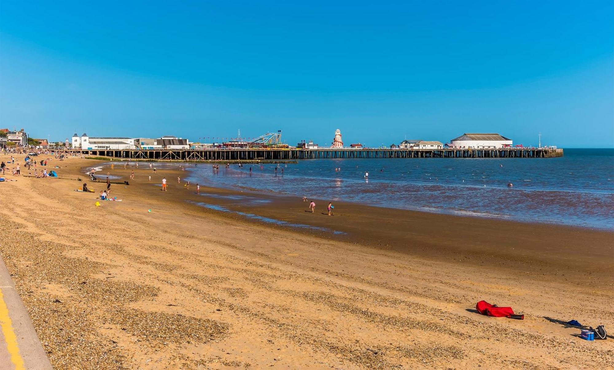 Beautiful Caravan With Decking At Oaklands Holidaypark Ref 39006Bg Clacton-on-Sea Exterior photo