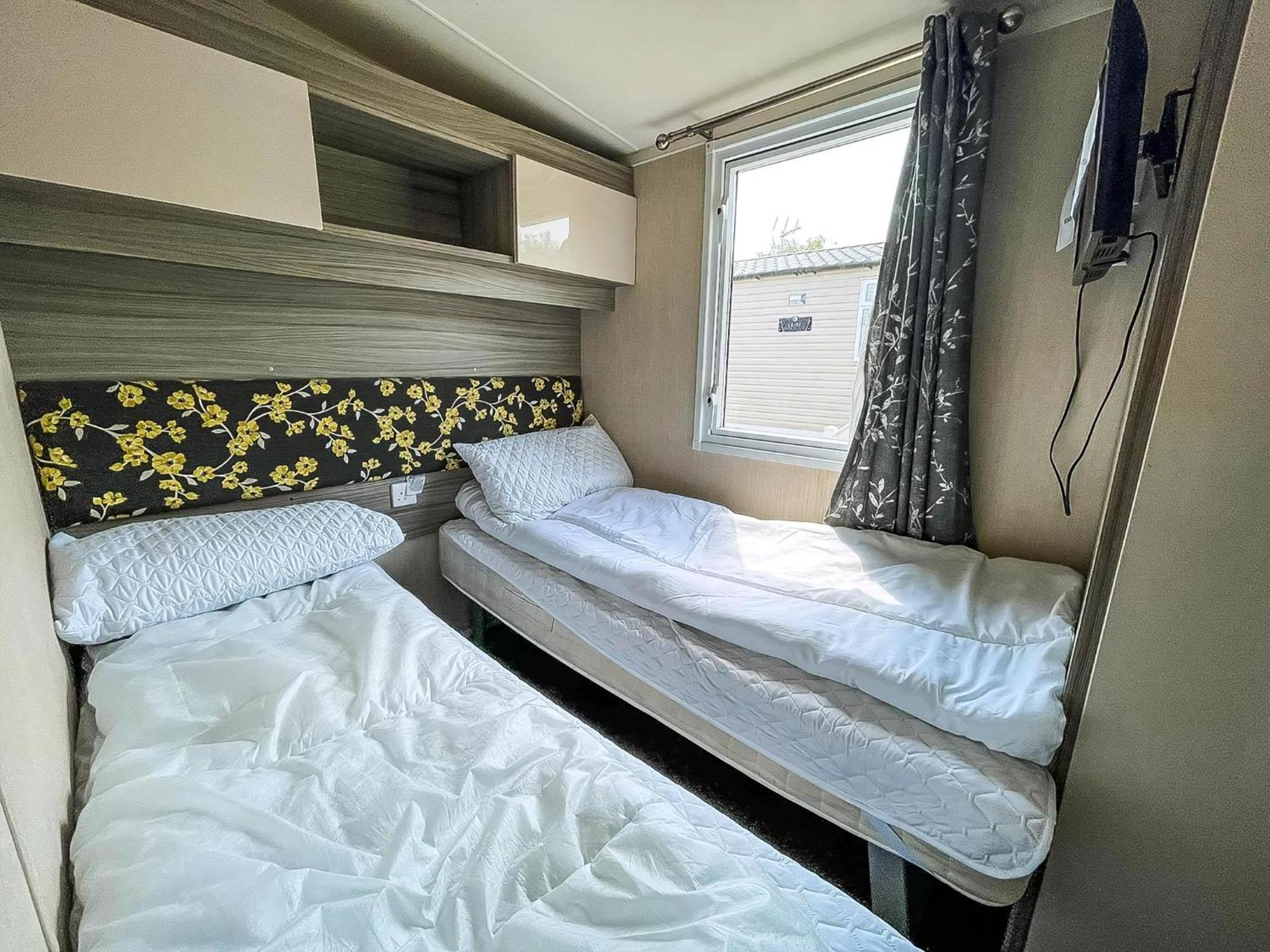 Beautiful Caravan With Decking At Oaklands Holidaypark Ref 39006Bg Clacton-on-Sea Exterior photo