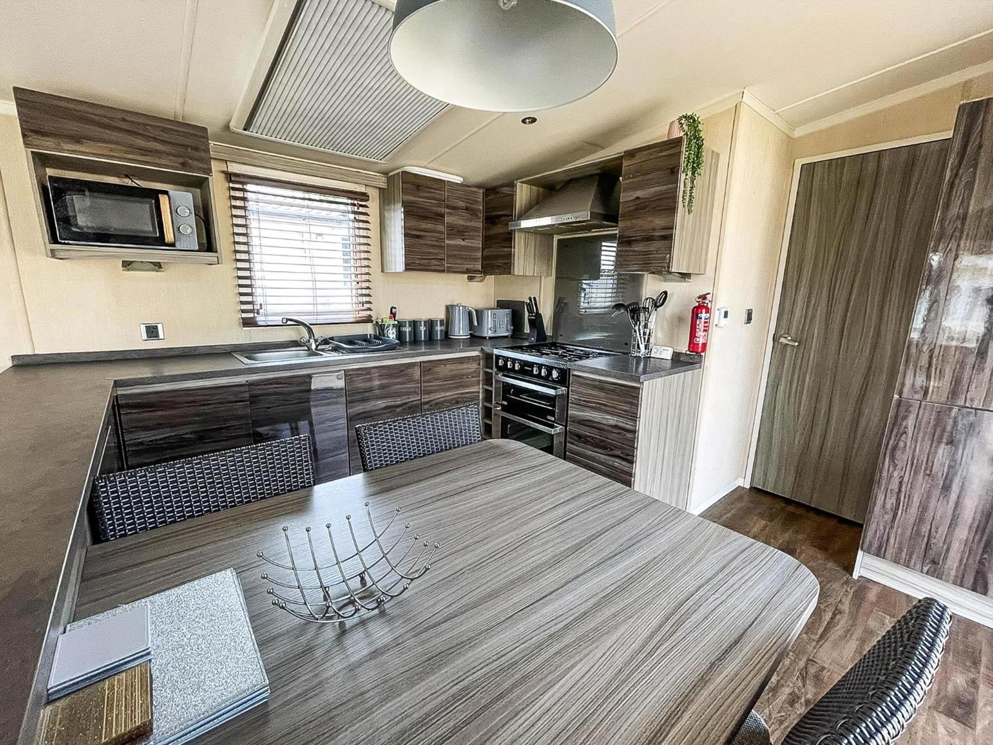 Beautiful Caravan With Decking At Oaklands Holidaypark Ref 39006Bg Clacton-on-Sea Exterior photo